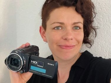 Marianne Ritter mit Kamera - Foto aus den Aarauer Nachrichten